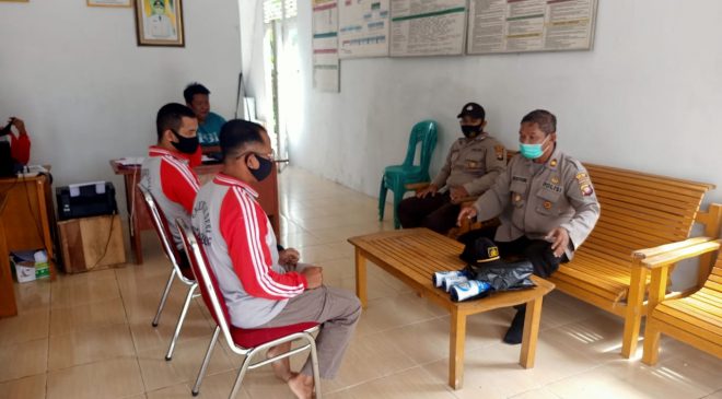 Sambangi Kantor Desa Gelar Bintibmas, Kasat Binmas Polres Melawi : Kamtibmas dan Covid-19 Tanggung Jawab Kita Bersama