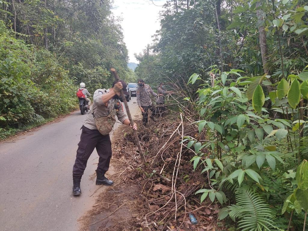 Sigap, Polsek Nanga Pinoh Bersihkan Ranting Pohon Yang Berpotensi Menyebabkan Lakalantas dan Gangguan Berkendara