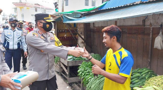 Kapolres Melawi Pimpin Langsung Pembagian Masker, Tingkatkan Kesadaran Warga Terhadap Prokes
