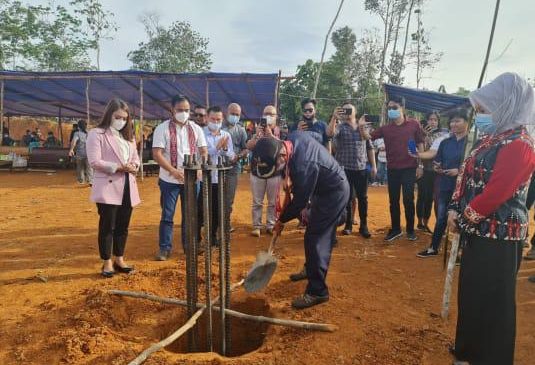 Letakan Batu Pertama Pembangunan PLTHybrid Didesa Upid,Yessy Melania Dorong Terwujudnya Melawi Terang dan Melawi Berdering Yang Berkolaborasi Dengan Pihak Swasta