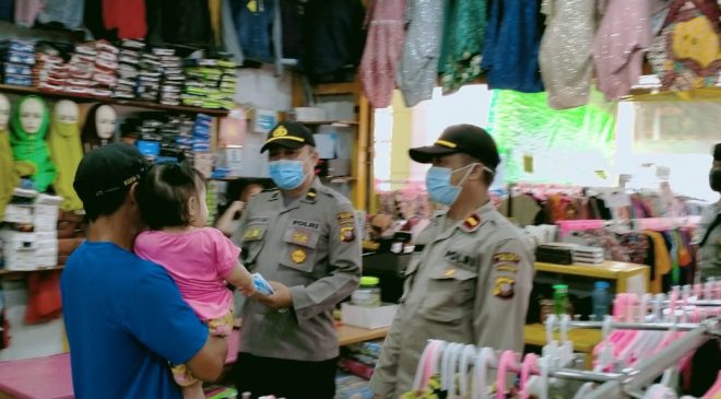 Satgas Aman Nusa II Polres Melawi Sambangi Ruang Publik, Bagikan Masker dan Ajak Warga Terapkan Prokes