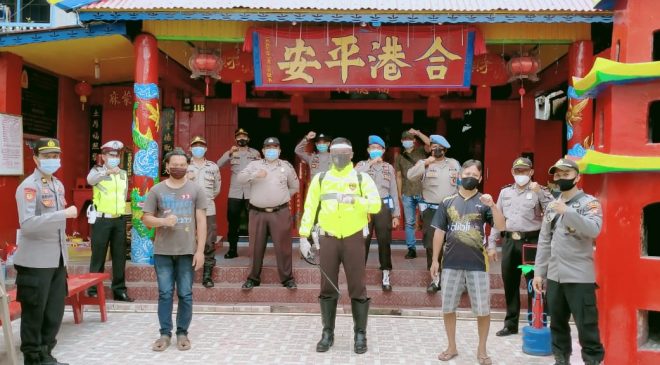 Berikan Rasa Aman Saat Beribadah Imlek, Satgas Aman Nusa II Polres Melawi Semprot Disinfektan di Vihara dan Klenteng