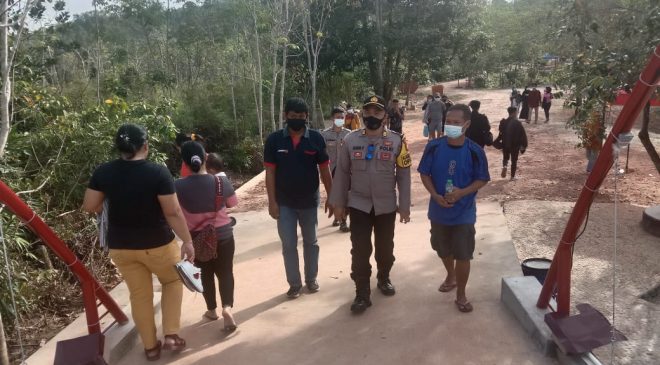 Antisipasi Kerumunan Warga  Satgas Aman Nusa II Polres Melawi Laksanakan Patroli dan Pengamanan Terhadap Objek Wisata