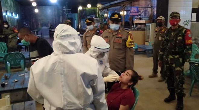 Gelar Operasi Yustisi, Kabag Ops Polres Melawi : Test Swab PCR Ini Untuk Meminimalisir Terpapar Covid-19 di Tempat Keramaian