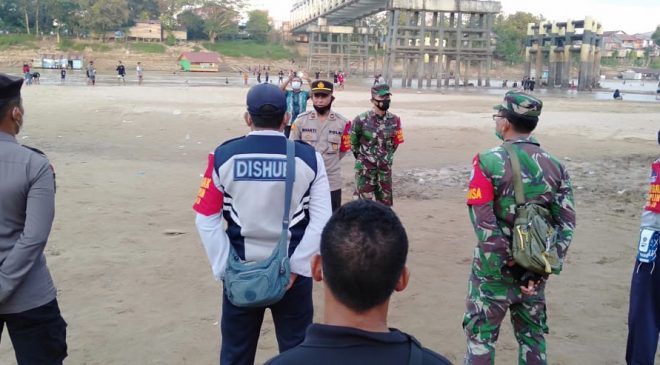 Kerumunan Warga di Bawah Jembatan Sungai Pinoh Dibubarkan Tim Yustisi dan Satgas Aman Nusa II Polres Melawi