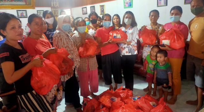 Bulan Suci Ramadhan Yessy Melania Bagikan Sembako Untuk Kaum Dhuafa
