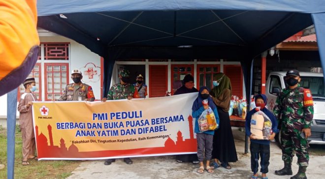 135 Anak Yatim Piatu Terima Santunan Sembako Dari PMI Melawi