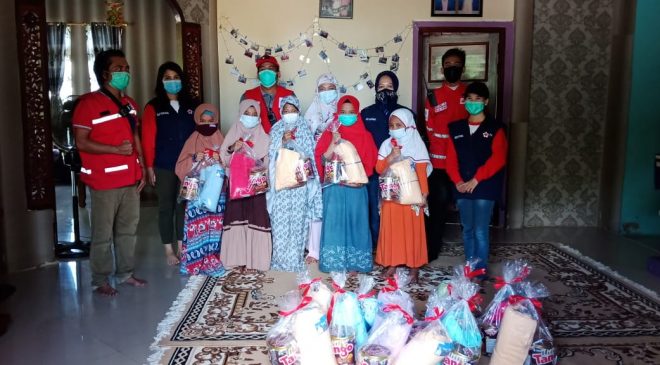 Akhir Ramadhan, PMI Melawi Berbagi Kasih Dengan Anak Yatim Piatu dan Santri di Desa Tanjung Sari