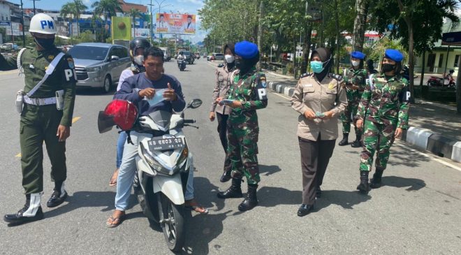 Srikandi Pomdam XII/Tpr Bersama Polwan Turun Ke Jalan Bagikan Masker Cegah Penyebaran Covid-19
