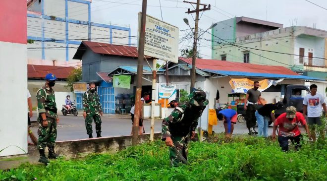 Personel Subdenpom XII/2-1 Sampit Bersama Warga Bersihkan Lingkungan Sekitar