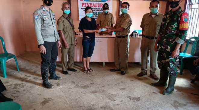 Bhabinkamtibmas Polsek Menukung Brigadir Ervianto Awasi Penyaluran BLT DD Tahun Anggaran 2021 Desa Melona