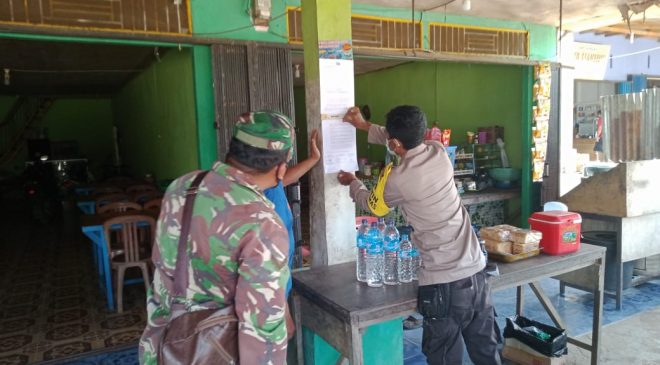 Polsek Ella Hilir dan Koramil Himbau Masyarakat Patuhi Prokes, Tempel Surat Edaran Satgas Covid-19 Kabupaten Melawi Di Rumah Makan, Warkop dan Cafe