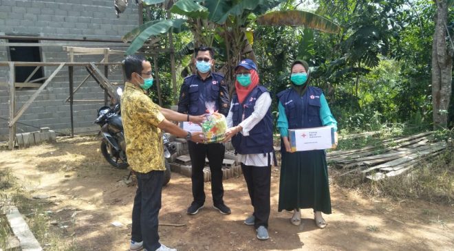 Peduli Jurnalis Melawi Yang Terpapar Covid-19, PMI Berikan Tali Asih