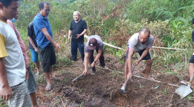 Bhabinkamtibmas Desa Batu Begigi Bersama Warga Melaksanakan Persiapan Pemakaman Pasien Covid 19