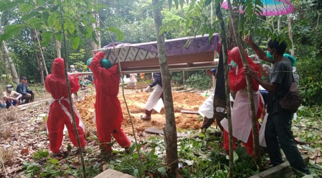 Pemakaman Pasien Terkonfirmasi Positif Covid 19, Dikawal Kapolsek Ella Hilir dan Personil
