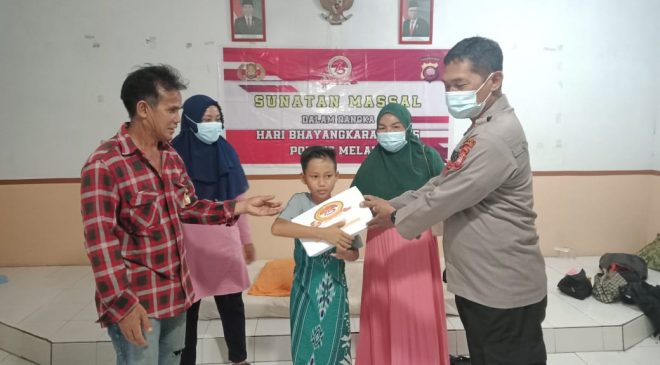 Dalam Rangka Hari Bhayangkara Ke-75, Polsek Ella Hilir Melaksanakan Kegiatan Sunatan Massal