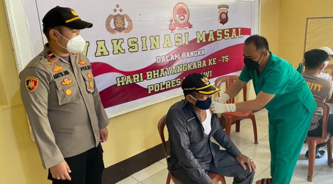 Polsek Kota Baru Laksanakan Vaksinasi Massal Covid-19 Sambut Hari Bhayangkara Ke-75