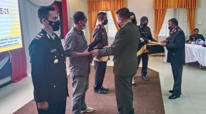 Hari Bhayangkara Ke-75 Kapolres Melawi Berikan Penghargaan Kepada Masyarakat dan Personil Yang Berprestasi