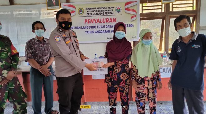 Bripka Anton Bhabinkamtibmas Polsek Belimbing Bagikan Masker Saat Kegiatan Pembagian BLT-DD