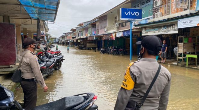 Debit Air Sungai Pinoh Meluap Sebabkan Banjir Polsek Kota Baru Lakukan Monitoring Situasi