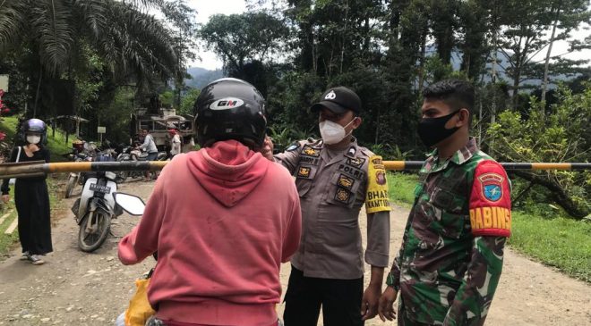 Polsek Sayan Bersama Koramil dan Satuan Pengamanan PT Erna Djulianti Lakukan Penyekatan di Perbatasan Kalbar-Kalteng