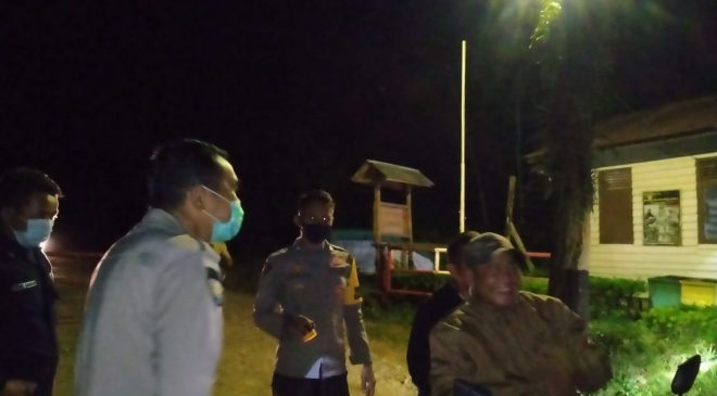 Penerapan PPKM Mikro,  Polsek Menukung Bersama Satpam PT SBK Laksanakan Penyekatan dan Pendisiplinan Serta Himbauan di Perbatasan Kalbar-Kalbar