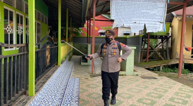 Polsek Kota Baru Lakukan Penyemprotan Disinfektan di Sejumlah Masjid Di Wilayah Hukumnya