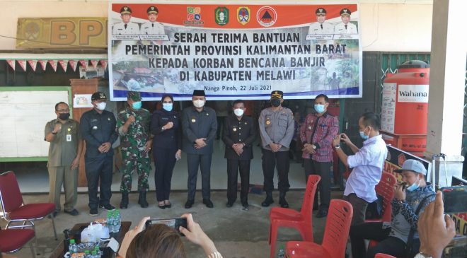 Bupati Melawi Serah Terima Bantuan Dari Pemprov Kalbar Kepada Korban Bencana Banjir