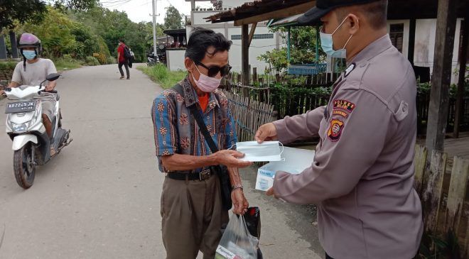 Ajak Masyarakat Mematuhi Prokes, Satbinmas Polres Melawi Gelar Giat Dialog dan Bagikan Masker