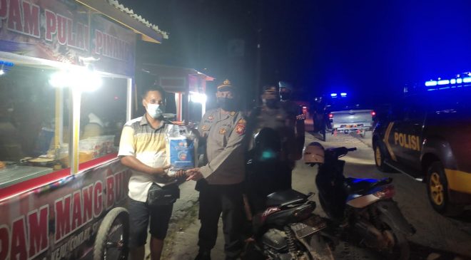 Kapolres Melawi Pimpin Patroli Skala Besar dan Berikan Bansos Untuk Masyarakat