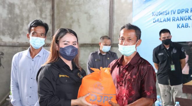 Temui Nelayan Danau Sentarum Yessy Berikan 1000 Paket Sembako