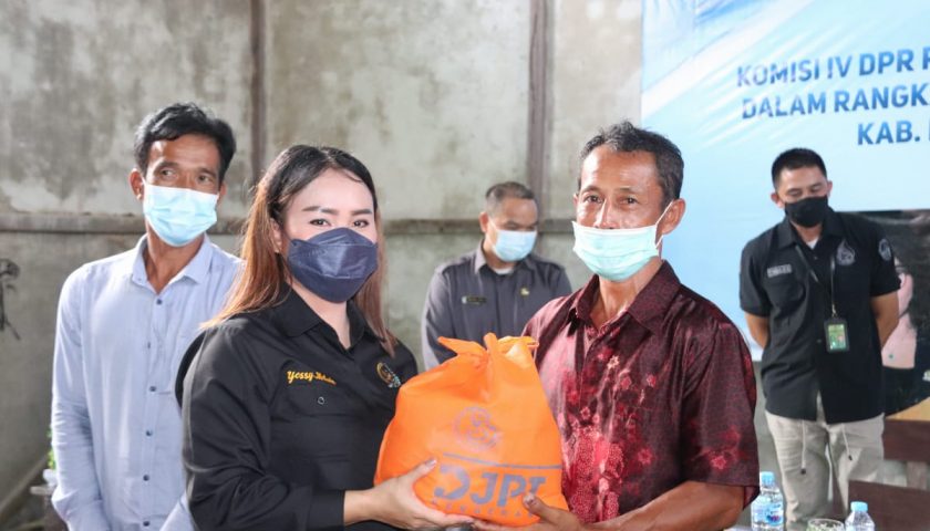 Temui Nelayan Danau Sentarum Yessy Berikan 1000 Paket Sembako