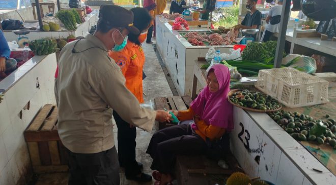 Polsek Nanga Pinoh dan Tim Yustisi Kabupaten Melawi Laksanakan Pengawasan PPKM Mikro di Pasar Markasan