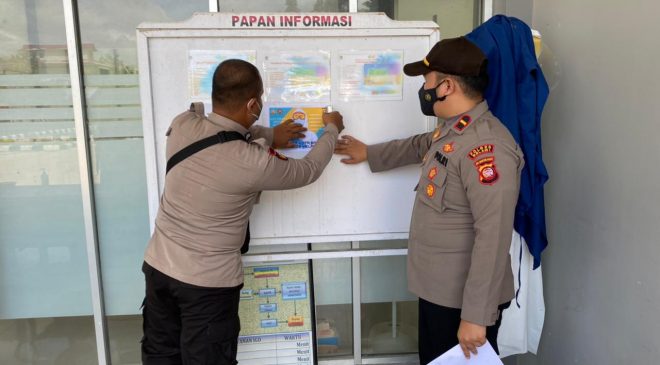 Polsek Kota Baru Lakukan Penempelan Himbauan Prokes
