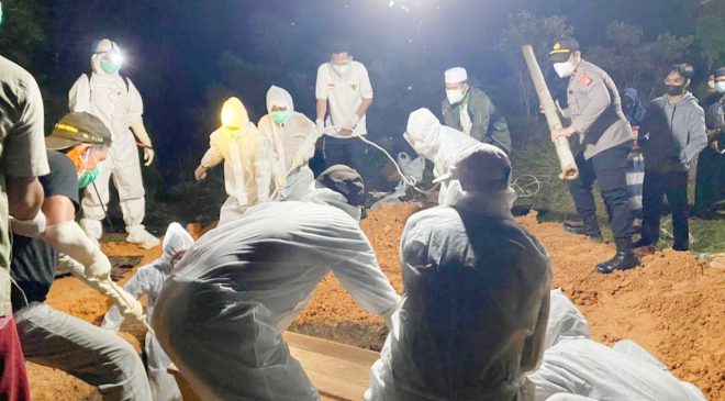 Kapolsek Kota Baru dan Personilnya Bantu Pemakaman Pasien Covid–19