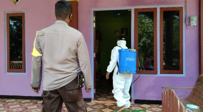 Tekan Penyebaran Corona,Polsek Belimbing Semprot Disinfektan dan Berikan Vitamin di Desa Belonsat