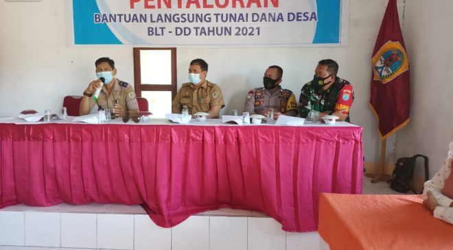 Bhabinkamtibmas Polsek Nanga Pinoh, Bripka Dadi Satyadi Awasi Penyaluran BLT-DD Tembawang Panjang