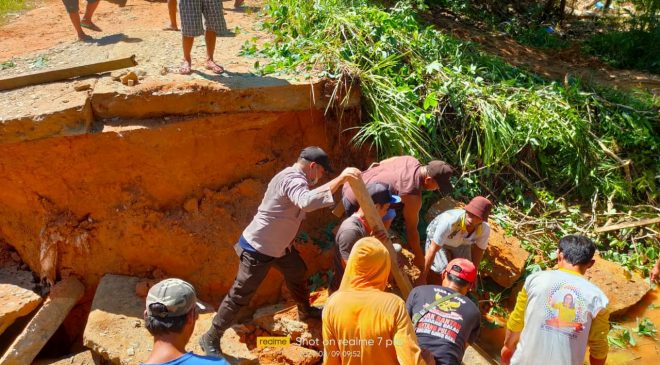 Bripka Anton Bhabinkamtibmas Desa Junjung Permai Bersama Warga Gotong Royong Bangun Jembatan
