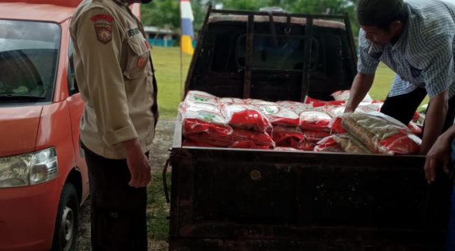 Kanit Samapta Polsek Ella Hilir Awasi Penyaluran Beras PPKM