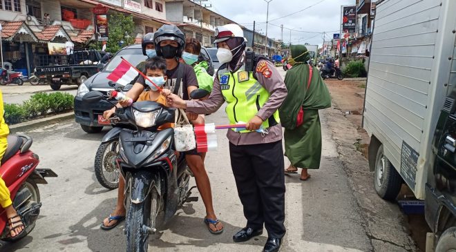 Satlantas Polres Melawi Hentikan Pengendara selama 3 Menit Untuk Mengenang Detik-Detik Proklamasi