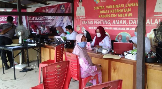 Antusias Warga Rela Antri Ikuti Vaksinasi Di Polsek Nanga Pinoh