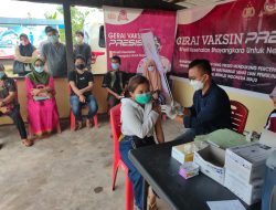 Warga Sampai Rela Nginap Di Polsek Nanga Pinoh Demi Mendapatkan Vaksin