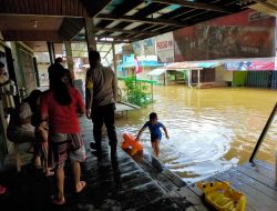 Polsek Menukung Lakukan Patroli dan Monitoring Banjir Di Wilayah Hukumnya