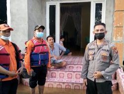 Polsek Nanga Pinoh Bersama BPBD Laksanakan Patroli Cek Debit Air Sungai Melawi