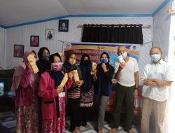 Anggota DPR-RI, Yessy Melania, Berikan Tali Asih Kepada Balita dan Lansia 