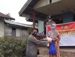 AKBP Wedy Mahadi Pimpin Langsung Penyerahan Bansos Kepada Warga Terdampak Banjir