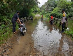 Banjir Akibatkan Akses Jalan Kota Baru dan Sokan Terhambat