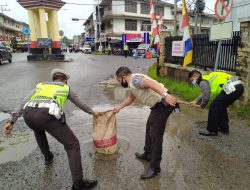 Satlantas Polres Melawi Spontan Berinisiatif  Timbun Jalan Yang Berlubang