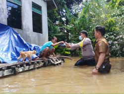 Bhabinkamtibmas dan Kepala Desa Kelakik Salurkan Bantuan Untuk Korban Banjir
