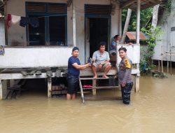 Kades dan Bhabinkamtibmas Desa Mekar Pelita Bagikan Bantuan Kepada Warga Terdampak Banjir Bandang